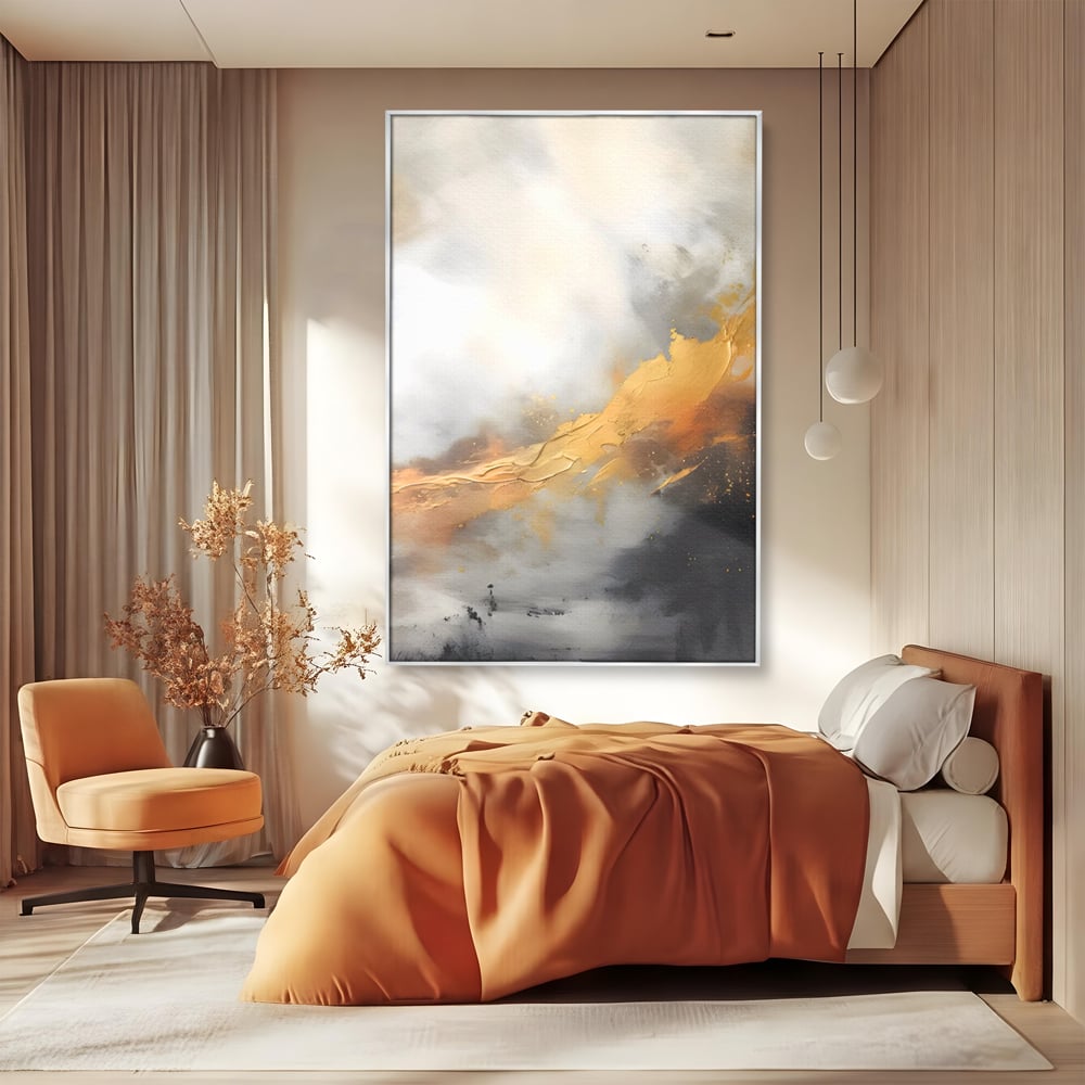 Tablou canvas cu pictura abstracta cu tusa aurie si tonuri gri, in rama de aluminiu argintiu, pe perete intr-un dormitor